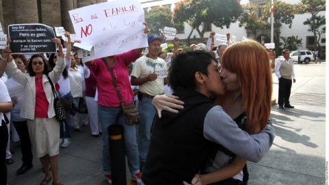 Las estudiantes de Artes Plásticas, Estefanía y Anahí, se manifiestan con un beso a favor de la ley de Libre Convivencia.