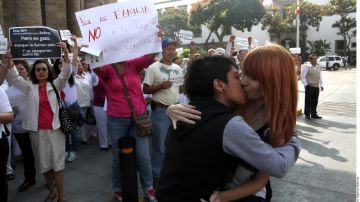 Las estudiantes de Artes Plásticas, Estefanía y Anahí, se manifiestan con un beso a favor de la ley de Libre Convivencia.