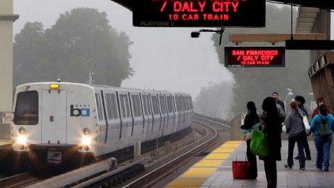 Pasajeros del sistema de transporte público por ferrocarril de San Francisco BART esperan la llegada del tren en Oakland, California.