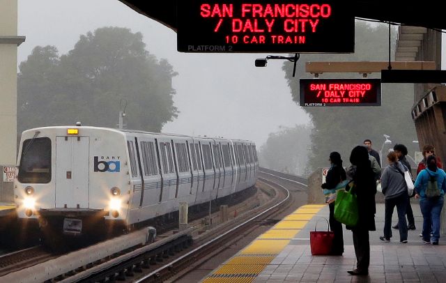 Pasajeros del sistema de transporte público por ferrocarril de San Francisco BART esperan la llegada del tren en Oakland, California.