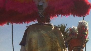 Un desfile de catrinas. alebrijes y disfraces recorre el cementerio Hollywood Forever en una celebración multicultural del Día de Muertos en Los Ángeles.