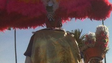 Un desfile de catrinas. alebrijes y disfraces recorre el cementerio Hollywood Forever en una celebración multicultural del Día de Muertos en Los Ángeles.