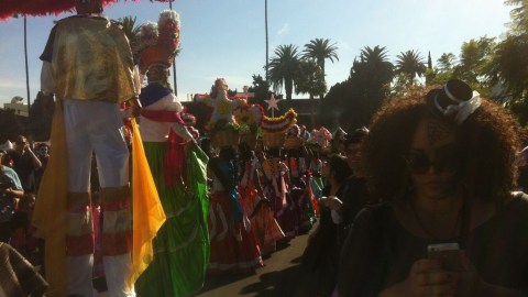 Un desfile de catrinas. alebrijes y disfraces recorre el cementerio Hollywood Forever en una celebración multicultural del Día de Muertos en Los Ángeles.