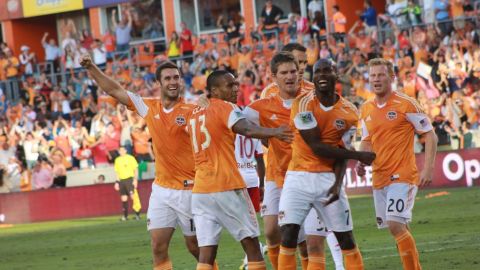 El Dynamo celebra la anotación de Omar Cummigs que empató el partido a dos goles en tiempo de compensación.