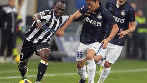 El jugador de Udinese Emmanuel Badu (I) en acción contra el jugador del Inter Yuto Nagatomo durante el partido de la Serie A italiana entre Udinese Calcio y Inter Milan en el Friuli stadium de Údine, Italia. EFE/EPA
