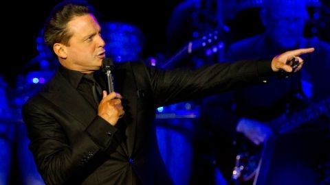 Su actuación incluyó un dúo virtual con el ya fallecido cantante estadounidense Frank Sinatra.