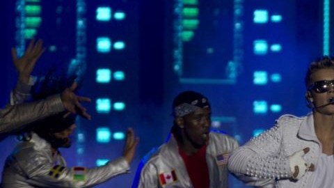 Justin Bieber reaccionó con irritación y abandonó el escenario.