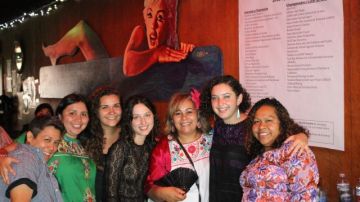 María Hernandez (la del clavel en el pelo) con sus compañeras en Mujeres Activas y Unidas.