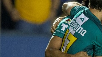 Jugadores del León celebran con Carlos Peña la anotación que los clasifica a la fase final que disputan los ocho mejores.