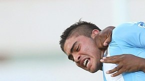 Moreira (izq.) recibe una falta de Meite Yakou, ayer.