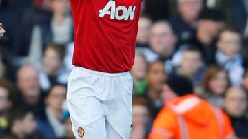 Antonio Valencia celebra su gol con el que Manchester United abrió el marcador.