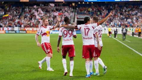 Jugadores de los Red Bulls de Nueva York celebran el triunfo de su equipo. Hoy visitan al Dynamo en el inicio de los playoffs.