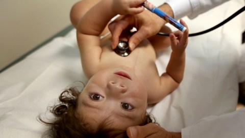 El doctor Mark Sklansky del hospital de niños  UCLA Mattel examina a un bebé.