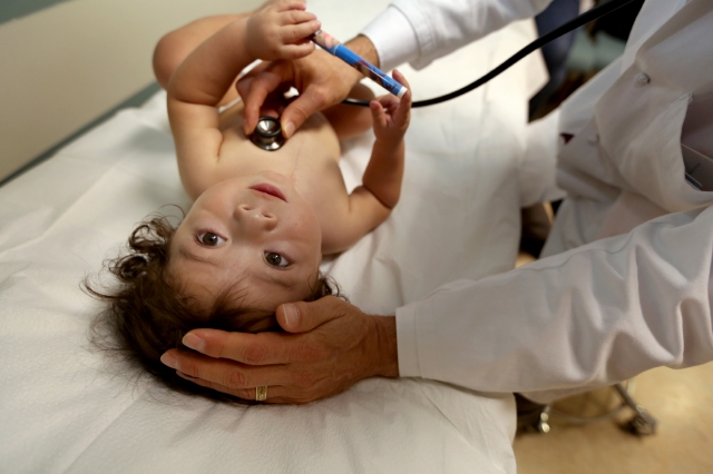 El doctor Mark Sklansky del hospital de niños  UCLA Mattel examina a un bebé. 
