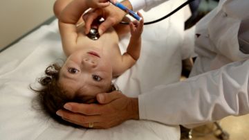El doctor Mark Sklansky del hospital de niños  UCLA Mattel examina a un bebé.
