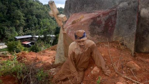 Lázaro Martínez busca los restos de su esposa y sus dos hijos, en La Pintada, México, donde se detuvo la recuperación de los cuerpos enterrados en fango tras la tormenta Manuel.