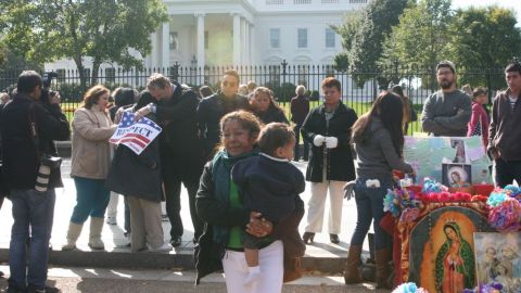 Parientes de personas deportadas lloraron al contar el dolor que están sufriendo por la separación familiar.