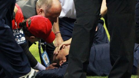 Gary Kubiak, entrenador en jefe de los Houston Texans, se desplomó durante el partido en el estadio Reliant.