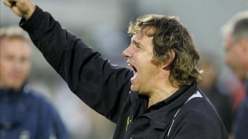 Fotografía tomada en mayo de 2008 en la que se registró al entrenador uruguayo Mario Saralegui, quien fue destituido este lunes como técnico del club de fútbol Juventud de Las Piedras.