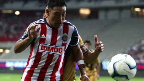 El jugador de Chivas Marco Jhonfai Fabián (frente) disputa el balón en el Estadio Omnilife, en la ciudad mexicana de Guadalajara.