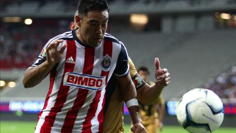 El jugador de Chivas Marco Jhonfai Fabián (frente) disputa el balón en el Estadio Omnilife, en la ciudad mexicana de Guadalajara.