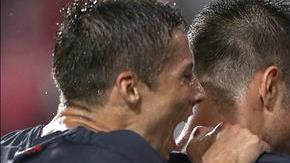 Los jugadores del Olympiacos celebran el gol de Alejandro Domínguez (2-d), durante un partido contra SL Benfica del Grupo C de la Liga de Campeones en el estadio Luz en Lisboa (Portugal).