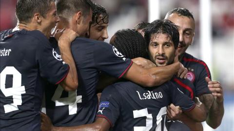 Los jugadores del Olympiacos celebran el gol de Alejandro Domínguez (2-d), durante un partido contra SL Benfica del Grupo C de la Liga de Campeones en el estadio Luz en Lisboa (Portugal).