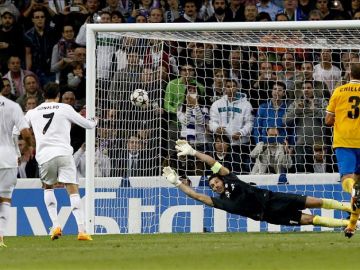 El delantero portugués del Real Madrid Cristiano Ronaldo (2i) marca de penalti ante el portero del Juventus de Turín Gianluigi Buffon (2d) el segundo gol para el conjunto blanco, durante el partido de la fase de grupos de Liga de Campeones disputado en el estadio Santiago Bernabéu.