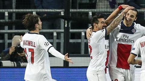El jugador de Paris Saint Germain, Zlatan Ibrahimovic (c), celebra una anotación con sus compañeros de equipo durante un partido del Grupo C de la Liga de Campeones en el estadio Constant Vanden Stock en Bruselas (Bélgica).