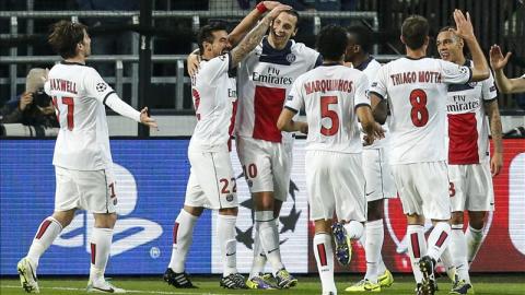 El jugador de Paris Saint Germain, Zlatan Ibrahimovic (c), celebra una anotación con sus compañeros de equipo durante un partido del Grupo C de la Liga de Campeones en el estadio Constant Vanden Stock en Bruselas (Bélgica).