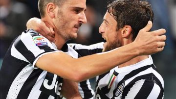Los jugadores de Juventus Leonardo Bonucci (i) y Claudio Marchisio (d).