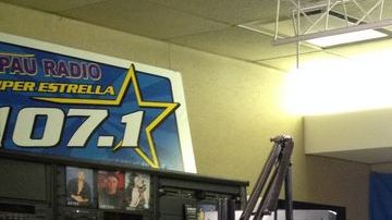 Carlos Álvarez (centro) durante la emisión de su programa en Súper Estrella.