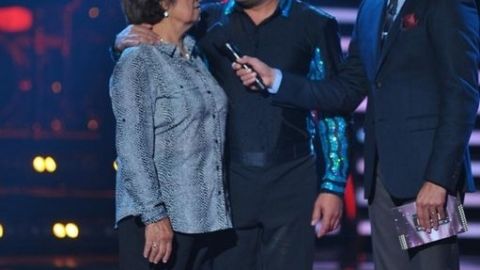 Manny Manuel junto a su madre en su despedida del show.