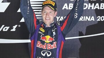 El alemán Sebastian Vettel levanta su trofeo luego de coronarse campeón del Gran Premio de Abu Dhabi de la Fórmula Uno.