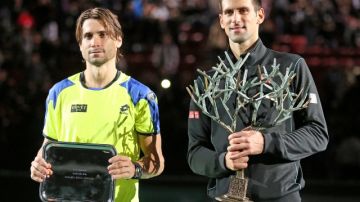 El serbio Novak Djokovic (der.) y el español David Ferrer se toman la foto con su trofeo luego de la final del Masters de París.