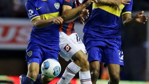 Ribair Rodríguez (der.) y Jesús Méndez, del Boca Juniors, hacen un 'sandwich' con Ángel Correa, quien dio el triunfo al San Lorenzo.