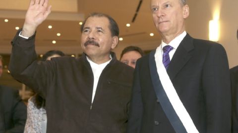 El presidente de Nicaragua, Daniel Ortega (izp.), saluda junto al secretario del Consejo de Seguridad de Rusia Nikolay Patrushev.
