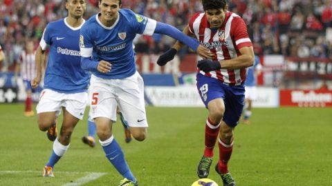 Diego Costa (der.) anotó ayer y llegó a 13 goles para igualar en la cima de los cañoneros a CR7.