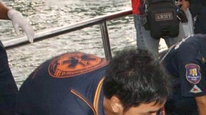 Rescatistas proveen primeros auxilios a personas  luego del hundimiento del barco.