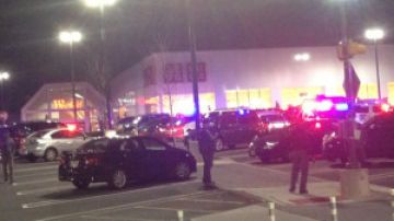 Las autoridades siguen buscando al sospechoso dentro del Westfield Garden State Plaza Mall.