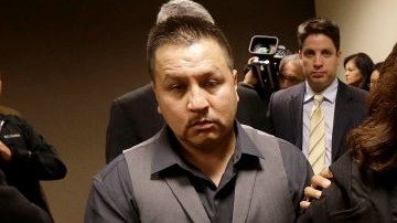 Rodrigo López, (izq.), y Sujay Cruz, padres de Andy Lopez, se retiran de la conferencia de prensa en San Francisco.