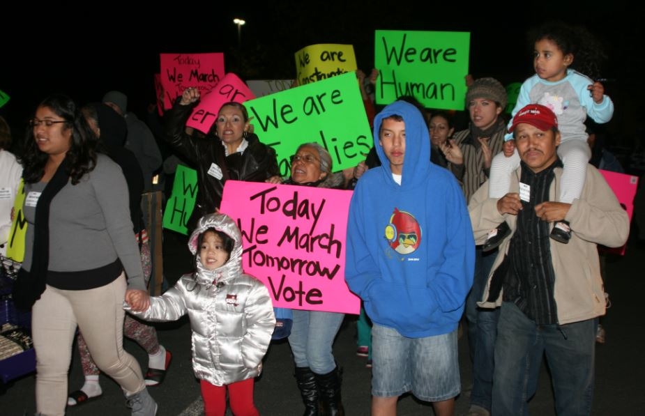 Los manifestantes se congregaron gritando consignas y portando letreros con mensajes como “No somos ratas”.