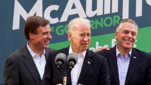El vicepresidente Joe Biden (centro) y el senador Mark Warner, D-Va. (izquierda) salieron a hacer campaña hoy para el candidato demócrata Terry McAuliffe (derecha) a la gobernación de Virginia.