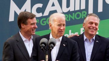 El vicepresidente Joe Biden (centro) y el senador Mark Warner, D-Va. (izquierda) salieron a hacer campaña hoy para el candidato demócrata Terry McAuliffe  (derecha) a la gobernación de Virginia.