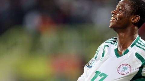 Chidera Ezeh, de Nigeria, celebra su gol sobre la selección de Suecia