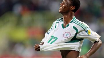 Chidera Ezeh, de Nigeria, celebra su gol sobre la selección de Suecia