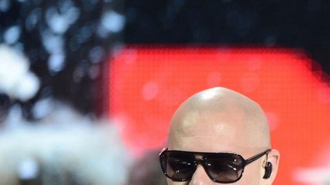 Pitbull también cantará su nuevo sencillo "Timber" en la gala, junto a la cantante Ke$ha.