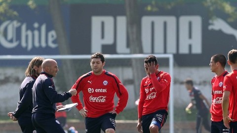 Jorge Sampaoli  (izq.)  convocó ayer a la seleccion chilena y dejó fuera a los veteranos Humberto el 'Chupete' Suazo y David Pizarro.