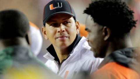 En su más reciente aparición pública, Alex Rodríguez asistió  al juego entre Florida State y Miami (NCAA).