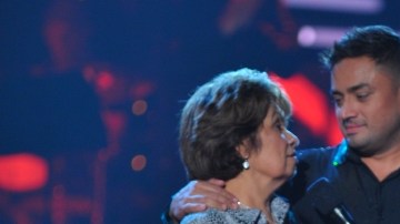 Manny Manuel y su madre en el momento de su marcha del programa.